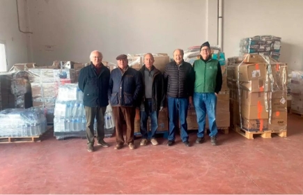 Miembros del Rotary Club de Huesca en las naves de Agropal con los palets de ayuda a la Comunidad Valenciana