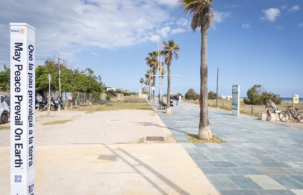 Instalación de un Peace Pole en la playa de Castelldefels